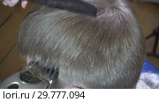 Close up of a hairstyle of the man the machine for a hairstyle of hair the hairdresser. Стоковое видео, видеограф Куликов Константин / Фотобанк Лори