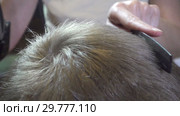 Close up of a hairstyle of the man the machine for a hairstyle of hair the hairdresser. Стоковое видео, видеограф Куликов Константин / Фотобанк Лори