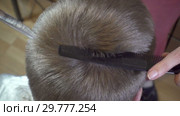 Close up of a hairstyle of the man the machine for a hairstyle of hair the hairdresser. Стоковое видео, видеограф Куликов Константин / Фотобанк Лори