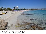 Ayia Napa, Cyprus - November 1. 2018. People rest on Makronissos Beach Resort. Редакционное фото, фотограф Володина Ольга / Фотобанк Лори