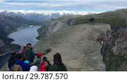 Живописный утес Trolltunga (Язык Тролля). Очередь на край скалы для фотографирования. Норвегия (2019 год). Редакционное видео, видеограф Кекяляйнен Андрей / Фотобанк Лори