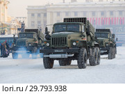 Автомобили системы залпового огня  9К51М «Торнадо-Г» на репетиции военного парада в честь Дня  полного снятия блокады Ленинграда. Санкт-Петербург (2019 год). Редакционное фото, фотограф Виктор Карасев / Фотобанк Лори
