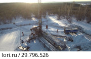 Ремонт нефтяной скважины зимой. Вид с воздуха. Oil well repair in winter. Aerial view. Стоковое видео, видеограф Евгений Романов / Фотобанк Лори