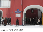 Москва, длинная очередь людей в Третьяковскую галерея на Куинджи (2019 год). Редакционное фото, фотограф Дмитрий Неумоин / Фотобанк Лори