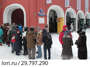 Москва, длинная очередь в Третьяковку на Куинджи зимой (2019 год). Редакционное фото, фотограф Дмитрий Неумоин / Фотобанк Лори