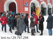 Москва, очередь в Третьяковку на Куинджи зимой (2019 год). Редакционное фото, фотограф Дмитрий Неумоин / Фотобанк Лори