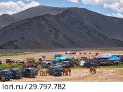 Mongolian nomad camp. Guests came to the national holiday and national wrestling competitions. (2017 год). Редакционное фото, фотограф Сергей Пристяжнюк (Serg Zastavkin) / Фотобанк Лори