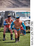 Mongolian nomad camp. Mongolian wrestlers wrestling in nature. (2017 год). Редакционное фото, фотограф Сергей Пристяжнюк (Serg Zastavkin) / Фотобанк Лори