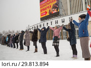 Участники акции в защиту СКК «Петербургский» от сноса встали в линию, взявшись за руки.  Флешмоб  "Обнять СКК. Окружим СКК живым кольцом". (2019 год). Редакционное фото, фотограф Евгений Кашпирев / Фотобанк Лори