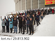Участники акции в защиту СКК «Петербургский» на ступеньках СКК. Флешмоб  "Обнять СКК. Окружим СКК живым кольцом". (2019 год). Редакционное фото, фотограф Евгений Кашпирев / Фотобанк Лори