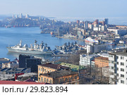 Владивосток, вид на жилые кварталы в центре города и Карабельную набережную зимой (2019 год). Стоковое фото, фотограф Овчинникова Ирина / Фотобанк Лори