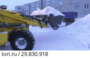 Трактор убирает снег с проезжей части. Tractor removes snow from the roadway. (2019 год). Редакционное видео, видеограф Евгений Романов / Фотобанк Лори