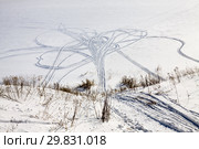 Фигурные следы от снегоходов на льду замёрзшей реки. Стоковое фото, фотограф Солодовникова Елена / Фотобанк Лори