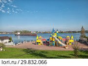 Детская площадка "Замок" возле Невы в поселке Усть-Ижора. Колпинский район. Санкт-Петербург (2018 год). Редакционное фото, фотограф Румянцева Наталия / Фотобанк Лори