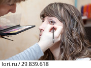 Нанесение макияжа на лицо модели. Стоковое фото, фотограф Кекяляйнен Андрей / Фотобанк Лори