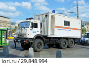 Аварийно-спасательный автомобиль МЧС на шасси Камаз 43118 стоит на площади Тверская Застава в Москве (2018 год). Редакционное фото, фотограф Александр Замараев / Фотобанк Лори
