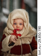 Vintage portrait of smiling little girl with lollipop in winter town. Стоковое фото, фотограф Julia Shepeleva / Фотобанк Лори