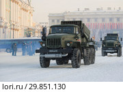 Автомобили системы залпового огня 9К51М «Торнадо-Г» на Дворцовой площади. Репетиция военного парада в честь Дня полного снятия блокады Ленинграда. Санкт-Петербург (2019 год). Редакционное фото, фотограф Виктор Карасев / Фотобанк Лори