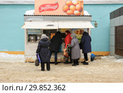 Очередь в ларек за куриными яйцами. Липецк (2019 год). Редакционное фото, фотограф Евгений Будюкин / Фотобанк Лори