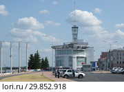 Нижневолжская набережная и здание речного вокзала в Нижнем Новгороде, Россия (2018 год). Редакционное фото, фотограф Елена Коромыслова / Фотобанк Лори