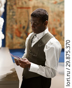 Man reading brochure about exhibits. Стоковое фото, фотограф Яков Филимонов / Фотобанк Лори