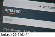 Фрагмент страницы Amazon.com на экране смартфона (крупный план) (2019 год). Редакционное фото, фотограф E. O. / Фотобанк Лори