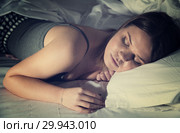 Sexy girl in pygamas sleeping in bed at home. Стоковое фото, фотограф Яков Филимонов / Фотобанк Лори