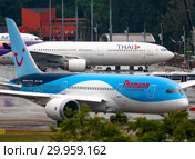 Dreamliner Thomson on the runway (2016 год). Редакционное фото, фотограф Игорь Жоров / Фотобанк Лори