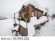 Заброшенная узкоколейная дорога. Локомотив в сугробе (2019 год). Стоковое фото, фотограф Яковлев Сергей / Фотобанк Лори