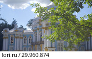 Walking to Pavilion Hermitage on artificial island in Alexandrovsky Park (2018 год). Редакционное видео, видеограф Ирина Мойсеева / Фотобанк Лори
