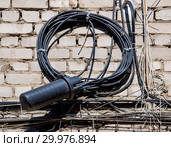 Скрученный телефонный кабель и соединительная муфта на стене дома. Стоковое фото, фотограф Вячеслав Палес / Фотобанк Лори