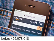 Сайт Amazon.com на экране телефона. Смартфон в заднем кармане джинсовых штанов (2019 год). Редакционное фото, фотограф E. O. / Фотобанк Лори