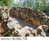 Руины средневекового христианского храма ( VIII-VII вв.) монастыря Святых Константина и Елены. Поляна Ай-Констант. Вершина Аю-Даг. Крым (2012 год). Стоковое фото, фотограф Сергей Афанасьев / Фотобанк Лори