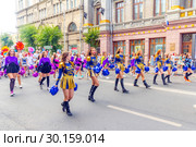 Russia, Samara, August 2018. Girls from the support group at the Festival of Flowers. Редакционное фото, фотограф Акиньшин Владимир / Фотобанк Лори