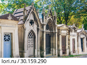A view of the Pere Lachaise, the most famous cemetery of Paris, France, with the tombs of very famous people (2018 год). Стоковое фото, фотограф Николай Коржов / Фотобанк Лори