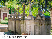 A view of the Pere Lachaise, the most famous cemetery of Paris, France, with the tombs of very famous people (2018 год). Редакционное фото, фотограф Николай Коржов / Фотобанк Лори