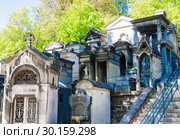 A view of the Pere Lachaise, the most famous cemetery of Paris, France, with the tombs of very famous people (2018 год). Редакционное фото, фотограф Николай Коржов / Фотобанк Лори