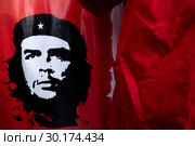 Участник шествия КПРФ несет плакат с изображением революционера Эрнесто Че Гевара в центре города Москвы, Россия (2019 год). Редакционное фото, фотограф Николай Винокуров / Фотобанк Лори