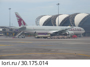 Самолет Boeing 777-3DZ  (A7-BAT) авиакомпании "Qatar Airways" в аэропорту Suvarnabhumi. Бангкок, Таиланд (2018 год). Редакционное фото, фотограф Виктор Карасев / Фотобанк Лори