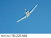 Yakovlev Yak-18T выполняет фигуры высшего пилотажа. Aircraft Yakovlev Yak-18T performs aerobatics (2015 год). Редакционное фото, фотограф Евгений Романов / Фотобанк Лори