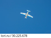 Yakovlev Yak-18T выполняет фигуры высшего пилотажа. Aircraft Yakovlev Yak-18T performs aerobatics (2015 год). Редакционное фото, фотограф Евгений Романов / Фотобанк Лори