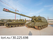 Самоходная российская артиллерийская установка 2С19 "Мста-С" в парке "Патриот", Кубинка, вид спереди-сбоку (2016 год). Редакционное фото, фотограф Малышев Андрей / Фотобанк Лори