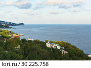 Пейзажный вид со смотровой площадки на курортный город Алупка в сумерки. Крым, Россия (2018 год). Стоковое фото, фотограф Наталья Гармашева / Фотобанк Лори