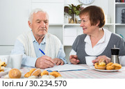 Elderly couple consider contract. Стоковое фото, фотограф Яков Филимонов / Фотобанк Лори