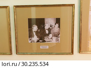 Фотография с подписью "8 февраля 1945 года на 21:00 в столовой Юсуповского (Кореизского) дворца проходил обед, который давал И.В.Сталин для своих гостей (президент США Ф. Рузвельт, премьер-министр Великобритании У. Черчилль) на стене (2018 год). Редакционное фото, фотограф Наталья Гармашева / Фотобанк Лори