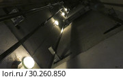 Шахта лифта. Движение лифта вверх. Часть 1. Elevator shaft. The movement of the Elevator up. Part 1. Стоковое видео, видеограф Евгений Романов / Фотобанк Лори