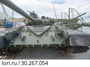 Российский основной газотурбинный танк Т-80Б в экспозиции парка "Патриот" в Московской области, вид спереди (2016 год). Редакционное фото, фотограф Малышев Андрей / Фотобанк Лори