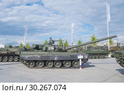Российский основной газотурбинный танк Т-80Б в экспозиции парка "Патриот" в Московской области, вид справа (2016 год). Редакционное фото, фотограф Малышев Андрей / Фотобанк Лори