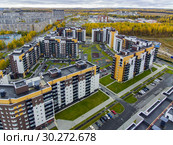 Вид с воздуха на многоэтажные дома нового района города Петрозаводска осенью (2018 год). Редакционное фото, фотограф Sergei Gorin / Фотобанк Лори