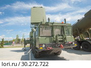 Российская радиолокационная станция всевысотный обнаружитель 96Л6Е в новом парке "Патриот", вид спереди (2016 год). Редакционное фото, фотограф Малышев Андрей / Фотобанк Лори